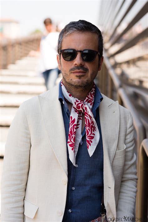 Foulard al collo: come annodarlo. .